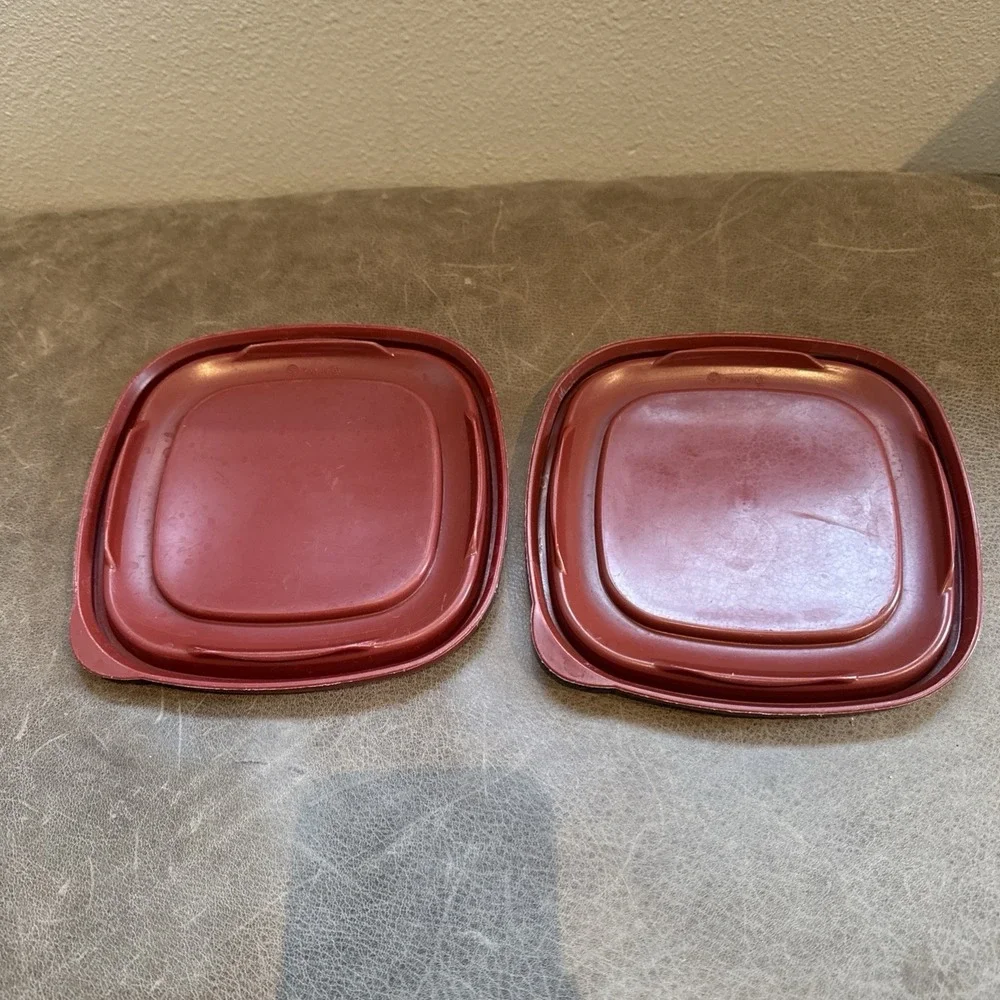 2 RUBBERMAID 7J64 Easy Find Burgundy Square Cover 6-1/2